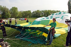 die erste Luft in die Ballonhülle