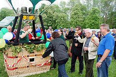 Der Taufakt, naürlich mit Apoldaer Bier