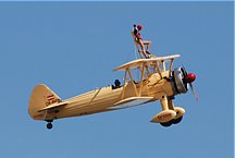 Wingwalkerin Peggy Kreinz auf der 'Boeing Stearman PT-17' 